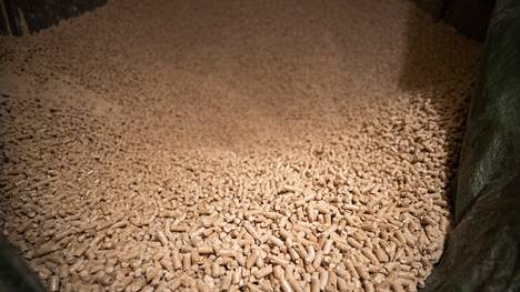 Jari Laasanen on tilannut pellettiä yleensä kerran vuodessa. Vuodessa häneltä kuluu talonsa lämmittämiseen noin neljä tonnia pellettiä.