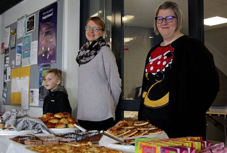 Viime eduskuntavaalien vaalipäivänä Koskenmäen koulun äänestyspaikalla oli tarjolla leivonnaisia. Marjo Mannila sekä Annika ja Kasperi Karila hoitivat pöytää. 