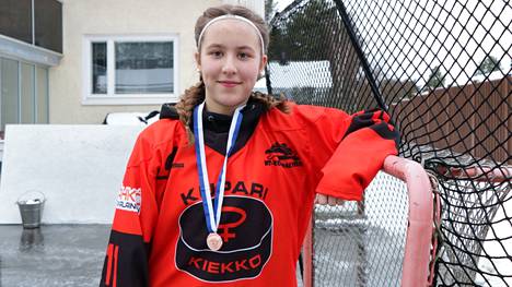 Emma Rissanen oli joulukuussa Panelian Raikkaan joukkueen mukana voittamassa SM-pronssia. Normaalisti hän edustaa Kuparikiekkoa. Hän kertoo nauttivansa KuKissa treenaamisesta ja pelaamisesta.