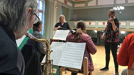 Puhallinyhtye Oktaavi harjoitteli Kerholassa 17. toukokuuta tulevaa kevätkonserttia varten. Kapellimestarina Hanna-Mari Lehtonen ja viulusolistina Eeva Oksala.