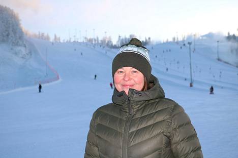 Hiihtokeskus Himoksen toimitusjohtaja Elsi Ojala rinteiden juurella joulukuun 4. päivä. Kauden avauksessa oli käytössä kahdeksan rinnettä. 