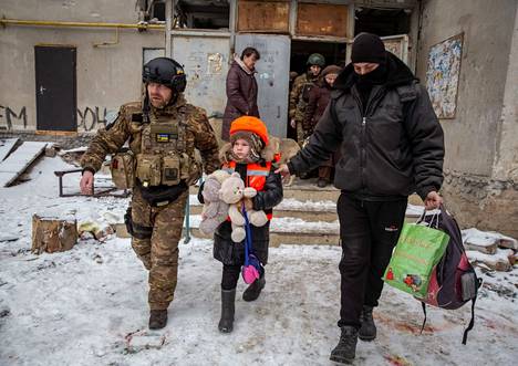 Ukrainalaislasta evakuoitiin rintamakaupunki Bah’mutista Donetskin alueella Ukrainassa tiistaina 31. tammikuuta.