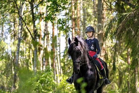Patricia Salminen tekee mielellään pitkiä ratsastusretkiä Vitikkalanluodon metsissä. 