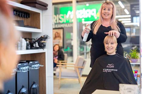 ”Toteutamme asiakkaiden toivomuksia, mutta osaamme myös ehdottaa ratkaisuja sekä suositella sopivia tuotteita ja tapoja hiustenhoitoon kotona”, Miia Heinonen kertoo.