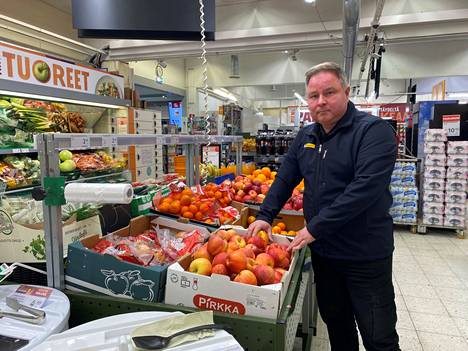 K-market Jämijärven kauppias Jani Lähteenmäki nauttii työstään ja sen huomaa myös myymälän puolella. Jämijärven Yrittijät valitsi asiakaspalvelusta pitävän Lähteenmäen Jämijärven vuoden yrittäjäksi. Myymälän valikoima ja oheispalveluiden määrä on tavallista isompi, sillä kauppa on kylän ainoa.