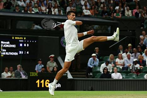 Wimbledonin ykkössijoitettu Novak Djokovic kaatoi turnauksen neljännellä kierroksella Tim van Rijthovenin.
