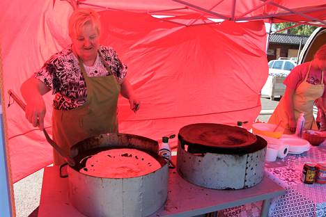 Kati Mäkinen on paistanut torilla lettuja jo muutaman vuoden ajan. Tänä vuonna työtä helpottaa uusi telttakatos. ”Ei tarvitse ihan auringossa kärvistellä, eikä tuulikaan vaikeuta letunpaistoa niin pahasti”, Mäkinen iloitsee.