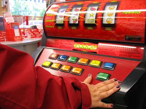 Osalla peliriippuvaisista rahapelaaminen siirtyi nettiin, mutta osa on koukussa nimenomaan hedelmäpeliautomaattien tyyppisiin peleihin.