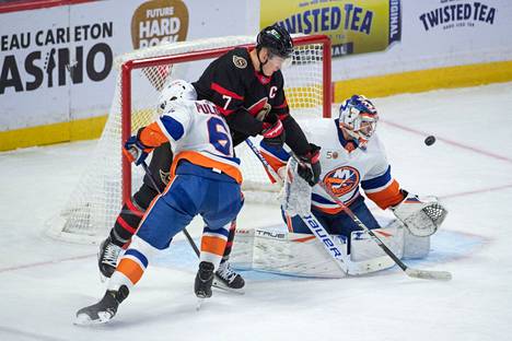 New York Islandersin maalivahti Semyon Varlamov (40) torjui Brady Tkachukin (7) maaliyrityksen.
