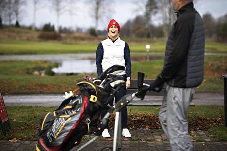 Minea Blomqvist-Kakko viihtyy Pickalan golfkentällä Siuntiossa, jossa hän pitää golfkoulua.