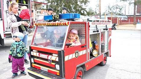 Pieni paloauto oli nelivuotiaan Kiiran suursuosikki Keuruulaisen lapsen päivässä lauantaina.