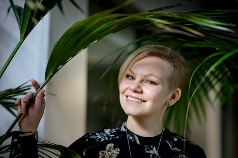Jade Heng valmistui Tampereen yliopistosta filosofian maisteriksi vuonna 2016 ja on työskennellyt viestintätehtävissä eri valtionorganisaatioissa, muiden muassa ulkoministeriössä.