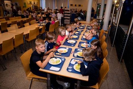 Lempäälässä oppilailta kerätään palautetta kouluruoasta kyselyillä ja ruoan menekkiä tarkkailemalla. Oppilaita ruokailemassa Lempäälän Sääksjärven koulussa elokuussa 2020.