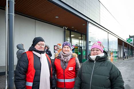 Palvelualojen ammattiliiton Pamin lakkovahdit Tiina Koivumäki (vas.), Marija Polanc ja Minna-Liisa Jalonen päivystivät torstaiaamuna Lielahden Prisman edustalla Tampereella. Heidän mukaansa on tärkeää, että myöskään asiakkaat eivät kävisi kaupassa.