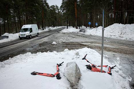 Rajoitusten lisäksi Tampere aloittaa keväällä suuren turvallisuuskampanjan, joka korostaa esimerkiksi turvallisen ajamista ja liikennesääntöjä sähköpotkulautailijoille. Takatalvi on kovaa aikaa sähköpotkulaudoille, nämä makasivat Pyynikillä.