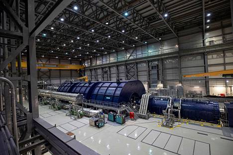 Teollisuuden Voiman Olkiluoto 3 -voimalaa esiteltiin medialle Eurajoella 5. syyskuuta 2022. Kuvassa Olkiluoto 3:n turbiinihalli. Ison sinisen kuvun sisällä on kolme matalapaineturbiinia. Oikealla oleva pienempi sininen on generaattori, jossa sähköä tehdään