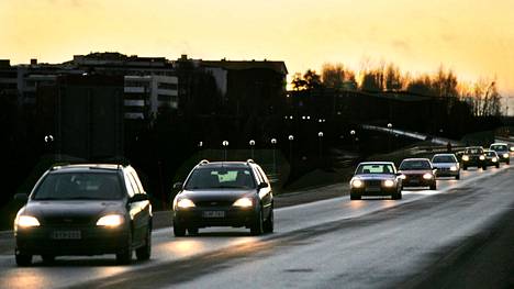 Kirjoittajan mukaan moni autoilija ajaa jalankulkijaa päin pitkät valot päällä.