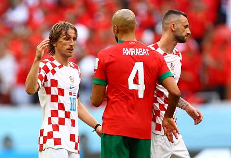 Kroatian Luka Modrić ja Marokon Sofyan Amrabat kättelivät alkulohkopelin jälkeen. Poistuuko Modrić MM-areenoilta pronssimitali kaulassa vai onko Amrabat mukana tuomassa ensimmäistä mitalia Afrikan mantereelle?