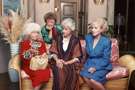 Suorasukainen Sophia (Estelle Getty, vas.), villi Blanche (Rue McClanahan), järkevä Dorothy (Beatrice Arthur) ja naiivi Rose (Betty White) ovat Tyttökullat-sarjan päähenkilöt.