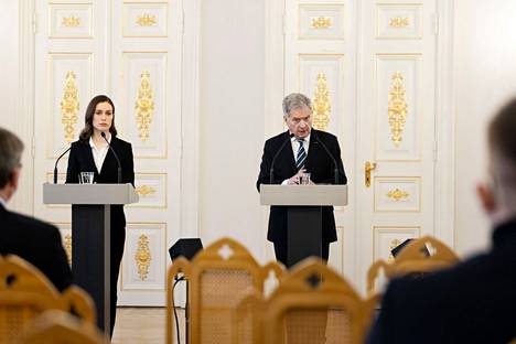 Pääministeri Sanna Marin ja presidentti Sauli Niinistö tiedotustilaisuudessa Ukrainan sodan alkamisen jälkeen 24. helmikuuta.