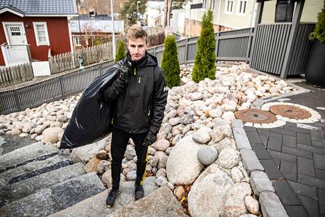 Lasse Uutela kuvattiin vuonna 2021 putsaamassa pispalalaisen omakotitalon edustan kivipenkasta lehtiä.