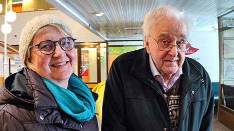 Leena Santaniemi avusti isäänsä Ylermi Kuulialaa vaaliuurnalla Keuruun kaupungintalolla ensimmäisenä ennakkoäänestyspäivänä. He kantavat huolta Suomen ja nuorten tulevaisuudesta.