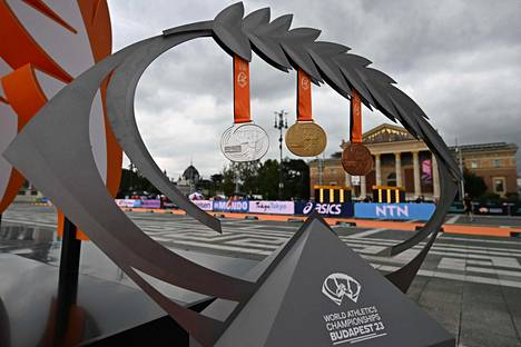 Palkintomitalit odottivat jo valmiina ennen miesten 20 kilometrin kävelyn alkamista yleisurheilun MM-kisoissa Budapestissa. 