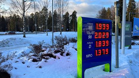 Kahden euron raja on ylittynyt polttoaineiden hinnoissa tammikuussa 2022. Hinnat olivat yhtä korkealla viimeksi lokakuussa 2021. Tällaiset hinnat olivat Jämsänkosken Nesteellä perjantaina aamupäivällä. 