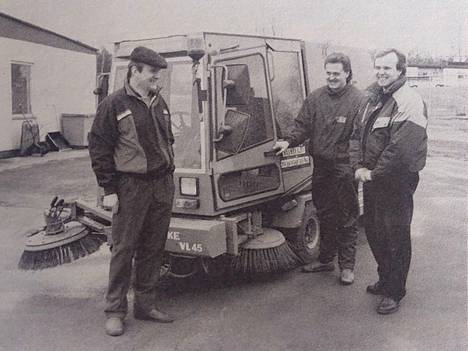 Pekka Tuomala (vasemmalla) ja Pasi Ihanamäki keskellään koneen kuljettaja Markku Kivistö. Talvi 1991-1992 oli liukas ja vaati runsaasti hiekoitussepeliä. 