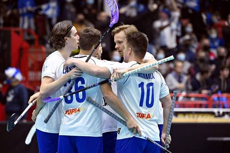 Suomi juhli 7–3-voittoa Ruotsista MM-kisoissa lauantaina.