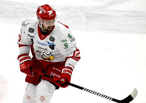 Axel Holmström pelasi Sportin riveissä vielä maanantaina. Loppukaudeksi hänkin siirtyy muualle. 