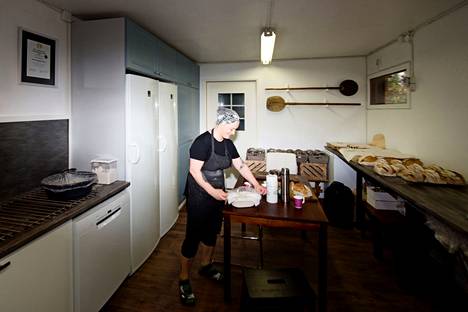 Johanna Koskelan leipomo sijaitsee yhä kodin yhteydessä olevassa autotallissa. Sisustusta tosin on uusittu.