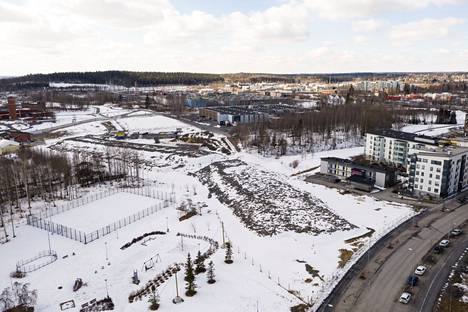 Raitiotieradan pohjaa on jo rakennettu Lielahden tehtaan ja Federleynkadun välille. Kuva Federleynkadun suunnasta. Kuva on otettu 29. maaliskuuta 2022.