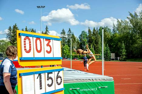 Olivia Ollikka pääsi tekemään suoritustaan korkeushyppypaikalla auringonpaisteessa. 