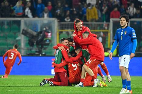 Pohjois-Makedonia pudotti nelinkertaisen maailmanmestarin ja tuoreen Euroopan mestarin Italian ulos MM-jalkapallosta. Kuvassa Italian Sandro Tonali (oik.) ja Pohjois-Makedonian juhlat.