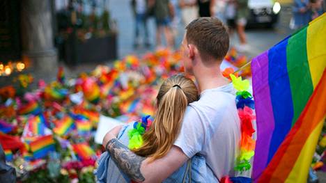 Ihmiset kävivät laskemassa sateenkaarilippuja ja kukkia Oslon juhannusyön ampumisen turmapaikan lähistölle lauantaina 25. kesäkuuta.