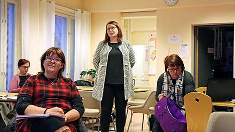 Lähteenmäen koulun rehtori Elina Kankaanpää esitteli laaja-alaiselle hyvinvointityöryhmälle Satasairaalan lapsen painopolku -työryhmän toimintaa ja tavoitteita.