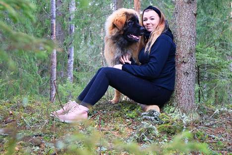 Jämsänkoskelainen valokuvaaja Jannika Jokinen kuvaa mieluusti hevosia ja koiria niille tärkeiden ihmisten seurassa. Kuvassa Jokisen oma koira Hero, joka on 9 kuukauden ikäinen leonberginkoira. 
