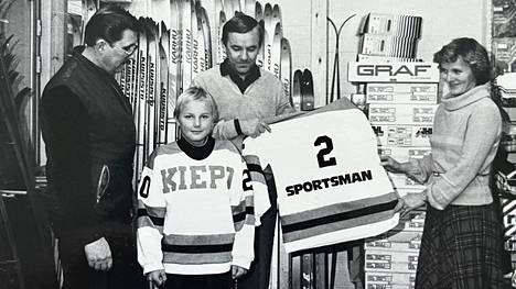 Harri Välimäki mittailemassa Semi Pekin pelipaitaa. Taustalla Erkki Koskinen ja Aune Hakkarainen. Kuva kaudelta 1983-1984.