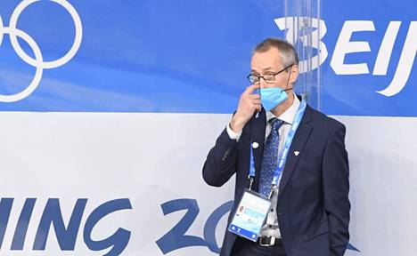 Suomen naisten jääkiekkomaajoukkueen päävalmentaja Pasi Mustonen matkustaa Pekingin olympialaisista Suomeen.