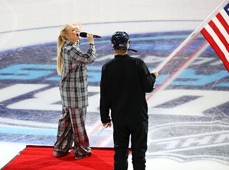 Anna Puu esitti lauantaina Yhdysvaltain ja Suomen kansallislaulut ennen ottelua.