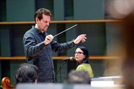 Heikki Elo johtaa Pori Sinfoniettan vappukonsertin. Arkistokuva on vappukonsertista vuodelta 2019.