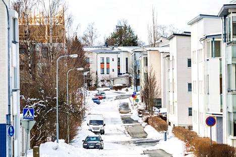 Suomalaisilla oli vuoden 2021 lopussa lähes 96 miljardia euroa asuntovelkaa. Näkymä Valkeakosken Salonkadulle 7. huhtikuuta 2022.