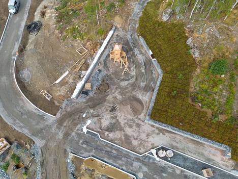 Kangasalan Lamminrahkan Haltijanmäen alueella tehtiin yleisten alueiden viimeistelytöitä 23. elokuuta. Elokuun loppuun mennessä alue on asfaltointeja ja istutuksia myöten valmiina, vaikka alueella ei ole vielä vuoteen yhtäkään asukasta. 