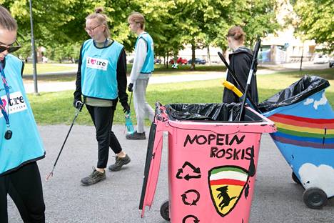 Reetta Pitkänen, Lilli Takala, Matias Mustonen ja Anne Nurminen käyttävät kaupungilla liikkuessaan aiempien agenttiryhmien maalaamia värikkäitä roska-astioita.