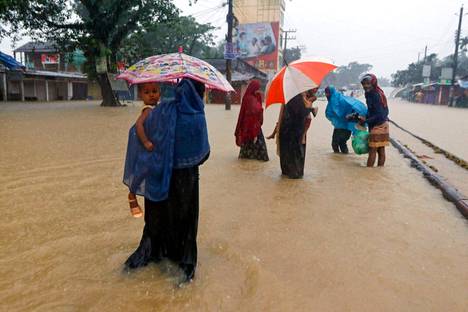 Ihmisiä tulvivalla Sylhetin alueella Bangladeshissa 18. kesäkuuta.