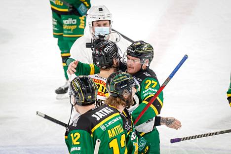 Kärppien Juhamatti Aaltonen ja Ilveksen Petri Kontiola halasivat puolivälieräsarjan päättyneeksi.