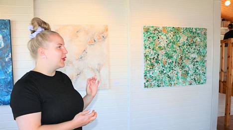 Taide ei ole luksusta. Kauppatieteiden maisteri Matilda Kääntä on nykyisin taideyrittäjä, joka toivoo kotien sisustukseen enemmän uniikkia taidetta.