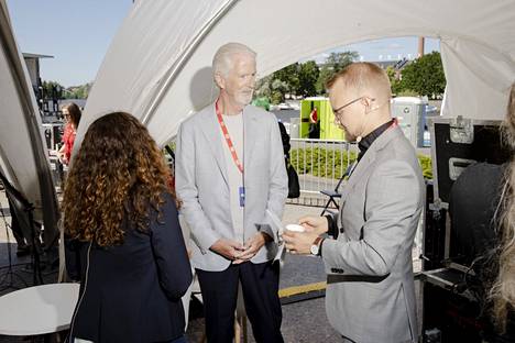 Yhdysvaltojen Suomen suurlähettiläs Douglas Hickey puhui Suomi-Areenalla ilmastonmuutoksesta ja siitä, miten taistella teknologialla ilmastonmuutosta vastaan. Hickeyn seurassa tilaisuuden toinen puhuja Rachael Miller ja juontaja Teppo Säkkinen.