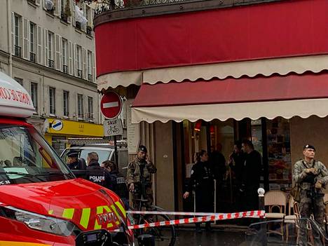 Poliiseja ja pelastusviranomaisia kadulla ampumavälikohtauksen jälkeen Pariisin keskustassa perjantaina. 